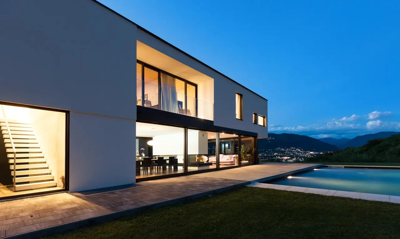 Casa con piscina al atardecer